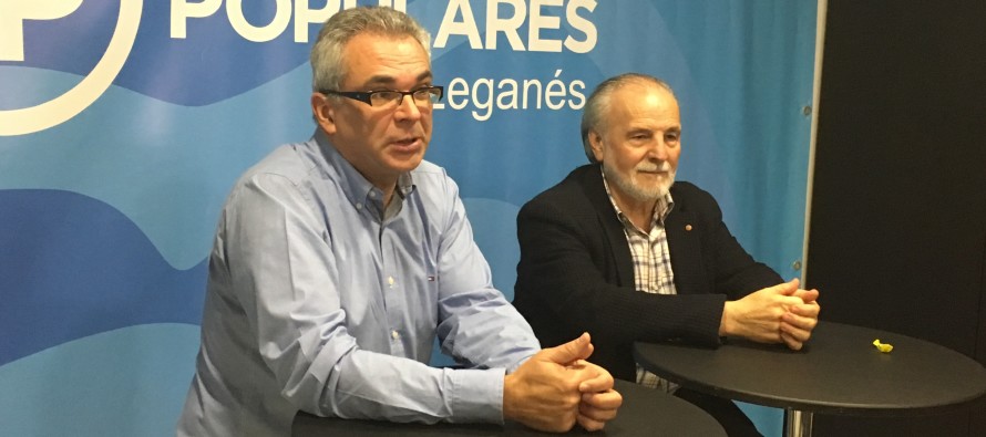 El Consejero de Políticas Sociales y Familia, Carlos Izquierdo, mantiene un encuentro con afiliados y simpatizantes en Leganés