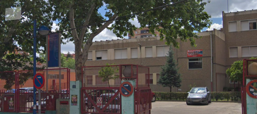 El gobierno autonómico del PP arreglará la cubierta del gimnasio del Colegio Luis de Góngora en Navidad y la del resto del centro, en verano