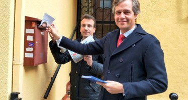 Recuenco y Terol trasladan el proyecto del PP a los vecinos de Leganés ‘puer-ta a puerta’