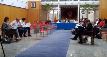 El alcalde socialista Llorente impone una subida del IBI en un pleno a puerta cerrada y con la ausencia de la oposición