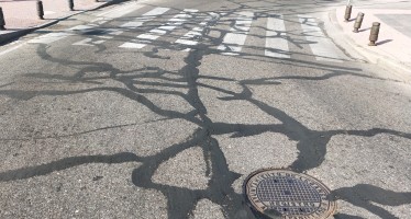 Llorente sustituye el asfaltado de las calles por ridículas tiras de alquitrán