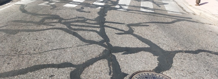 Llorente sustituye el asfaltado de las calles por ridículas tiras de alquitrán