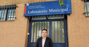 Llorente ‘celebra’ el 40 aniversario del Laboratorio Municipal cerrándolo.