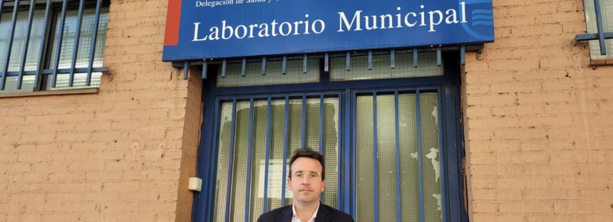 Llorente ‘celebra’ el 40 aniversario del Laboratorio Municipal cerrándolo.