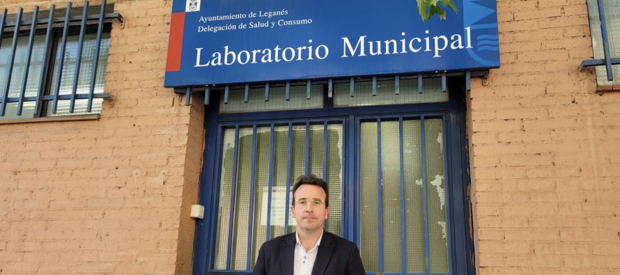 Llorente ‘celebra’ el 40 aniversario del Laboratorio Municipal cerrándolo.