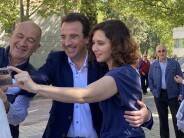 Isabel Díaz Ayuso y Miguel Ángel Recuenco reciben un baño de masas en Leganés